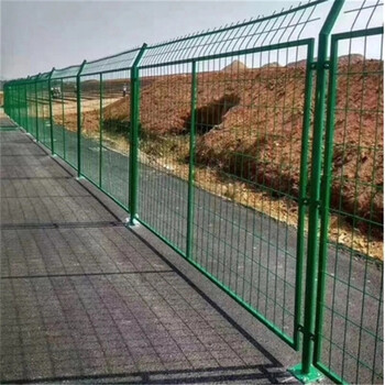 高速公路兩側防護隔離柵 安全與分隔的生命線
